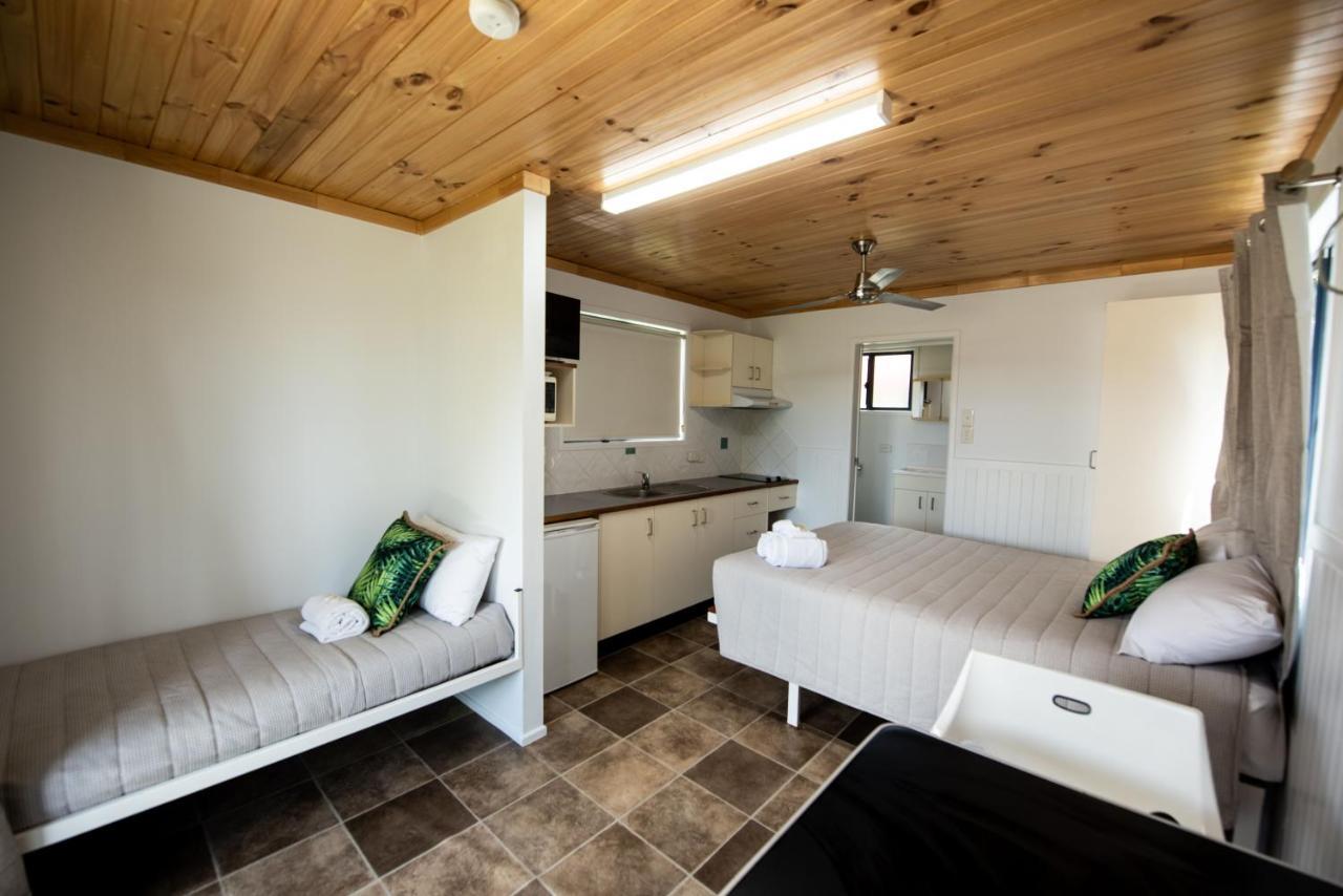 Sarina Palms Caravan And Cabins Village 외부 사진